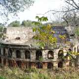 A dire il vero questa costruzione � meno monumentale rispetto alle altre, pur molto simile all�originale con i tanti archi e finestre, � all�incirca la met� dell�anfiteatro romano